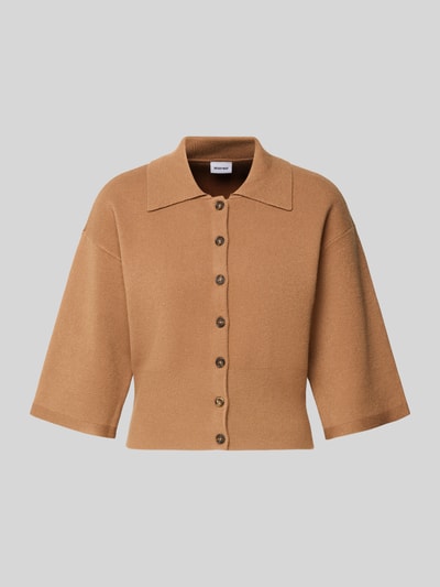 Produktfoto, Strickjacke aus Viskose-Mix Modell 'SHYLA' von Noisy May in Camel, lockere Passform, Umlegekragen, 3/4-Arm, gerippte Abschlüsse.