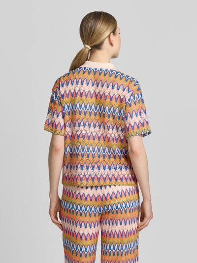 Frauenmodel trägt Boxy Fit T-Shirt mit Polokragen und V-Ausschnitt von Smith and Soul im Allover-Look mit Strukturmuster, mehrfarbig, Rückenlänge bei Größe S 55 cm, Ganzkörperansicht Rückansicht.