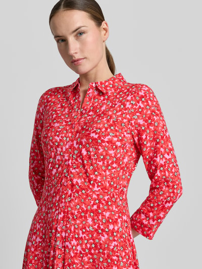 Frauenmodel trägt Hemdblusenkleid aus reiner Viskose mit Allover-Look, Knopfleiste, A-Linie, Modell 'SAVANNA' von YAS, Nahaufnahme Oberkörper.