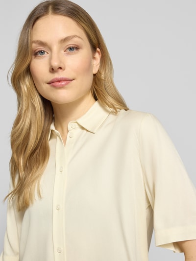 Vrouwenmodel draagt blouse met korte mouwen uit zuiver viscose, slim fit, kentkraag, 1/2-mouwen van JAKE*S STUDIO WOMAN, nahaufnahme bovenlichaam.