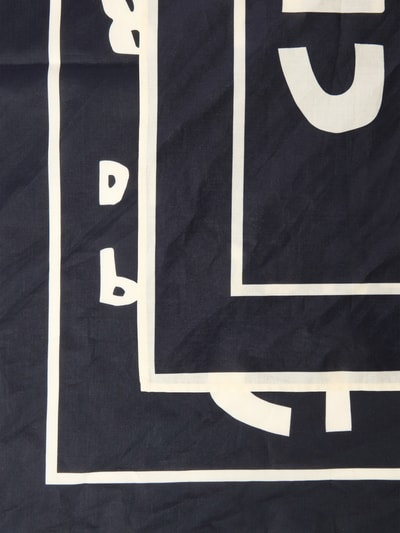 Produktfoto, Halstuch aus reiner Baumwolle von Closed, dunkle Grundfarbe mit weißen, grafischen Linien, quadratische Form, Label-Detail, glatte Textur