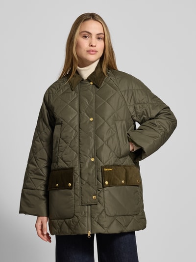 Frauenmodel trägt Regular Fit Steppjacke mit Cord-Details Modell 'ALDBURGH' von Barbour, Optik: Unifarben, Ganzkörperansicht von vorne.