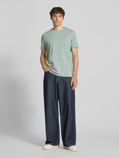 Männermodel trägt Regular Fit T-Shirt aus reiner Baumwolle von s.Oliver RED LABEL, Optik: Unifarben, Passform: Regular-Fit, Label-Schriftzug, Rundhals, Ärmelform: Kurzarm, Materialverarbeitung: Jersey, Herren T-Shirt, Ganzkörperansicht von vorne.