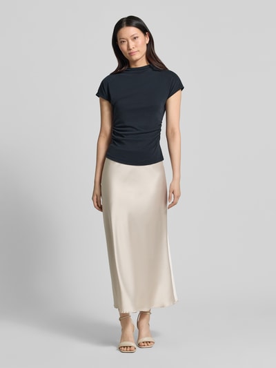 Frauenmodel trägt T-Shirt aus Modal-Mix mit Raffungen von Jake*s Collection, Slim-Fit, Stehkragen, Damen T-Shirt, Rückenlänge 63 cm, Ganzkörperansicht von vorne.