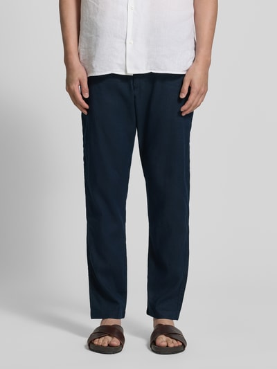 Männermodel trägt Regular Fit Leinenhose aus Leinen-Mix Modell 'Sanderson-L-3' van BOSS, look: effen, materiaalverwerking: linnenmix, steekzakken, labelpatch, knoop- en ritssluiting, tunnelkoord, Achterzakken, kleur donkerblauw, Ganzkörperansicht van voren.
