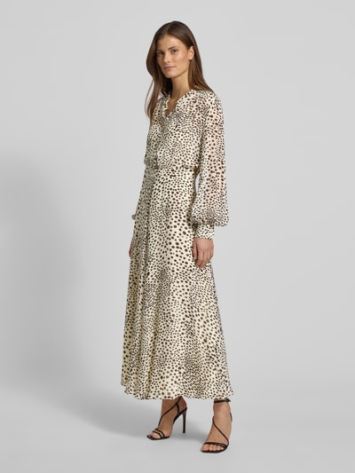 Frauenmodel trägt Maxikleid mit Stehkragen Modell 'MASTRO' von Marella aus reiner Viskose, taillierter Schnitt, Ganzkörperansicht von vorne.