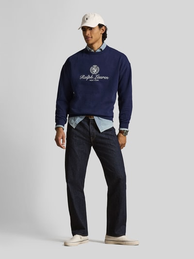 Männermodel trägt Regular Fit Sweatshirt aus Baumwoll-Mix von Polo Ralph Lauren in Dunkelblau, Optik: Unifarben, Label-Print, Ganzkörperansicht von vorne.