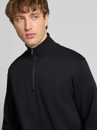 Männermodel trägt Regular Fit Sweatshirt mit Troyer-Kragen Modell 'Bradley' von Jack & Jones, Baumwoll-Mix, Nahaufnahme Oberkörper.