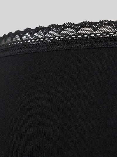 Produktfoto, schwarzer Slim Fit Slip aus Baumwoll-Mix im 3er-Pack von SCHIESSER mit feinem Spitzenbesatz, Nahaufnahme, dezente Textur.