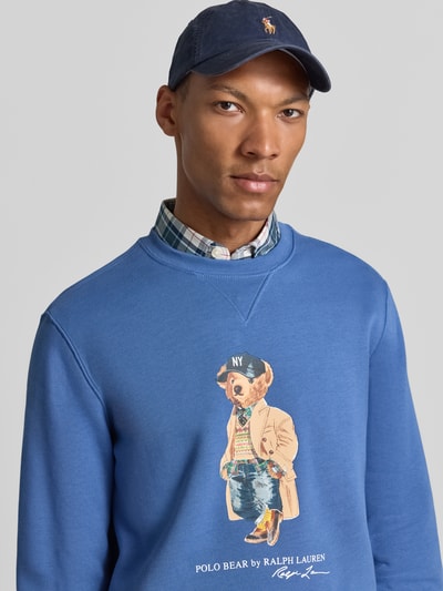 Mannelijk model draagt Regular Fit sweatshirt uit katoenmix van Polo Ralph Lauren in effen blauw met beertjesprint, Nahaufnahme Oberkörper.