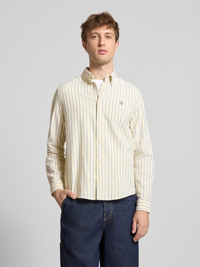 Männermodel trägt Regular Fit Freizeithemd mit Button-Down-Kragen und Stitching von REVIEW in Creme mit blauen und gelben Streifen, Nahaufnahme Oberkörper. Reine Baumwolle, Schulterbreite 54 cm, Rückenlänge 43 cm, Ärmellänge 67 cm.
