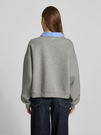 Frauenmodel trägt Sweatshirt mit Hemdblusenkragen von Liu Jo White, grauer Baumwoll-Mix mit Stretch-Anteil, lockerer Schnitt, gerippte Abschlüsse, Ganzkörperansicht Rückansicht.