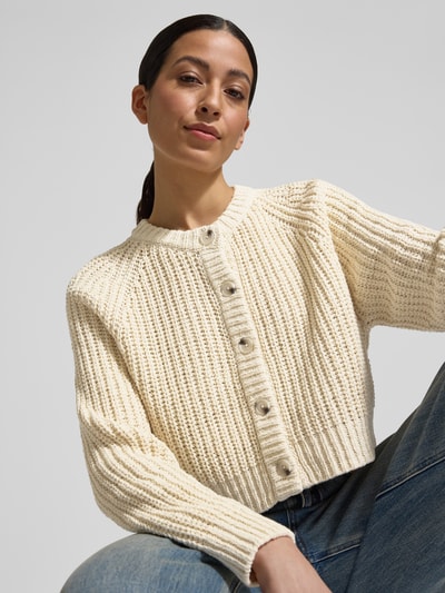 Frauenmodel trägt Strickjacke mit Rundhalsausschnitt von Oui aus Baumwoll-Mix, Regular-Fit, Knopfleiste, cremefarben, Nahaufnahme Oberkörper.