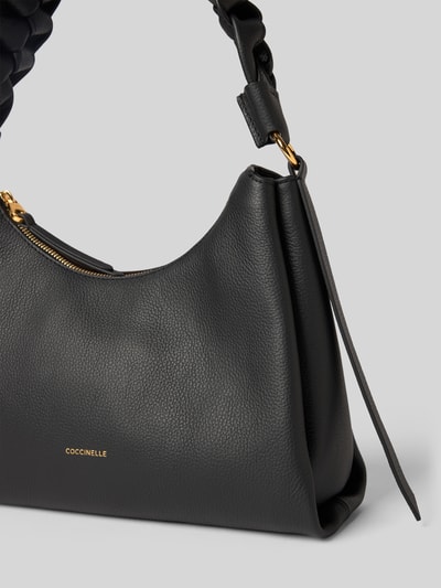 Produktfoto, torebka Coccinelle Handtasche mit Label-Detail Modell 'BOHEME GRANA DOUBLE HOBO', czarna skóra, efekt plecionki, detal z logo, przegródki zapinane na zamek błyskawiczny, pasek na ramię, Szerokość w rozmiarze 1: 30 cm, długość w rozmiarze 1: 22 cm, głębokość w rozmiarze 1: 11 cm, długość paska na ramię: 50 cm
