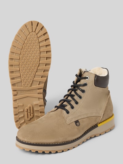 Produktfoto, Boots aus Leder met ritssluiting van BULLBOXER, heren, echt leer, afgeronde punt, vetersluiting, warm gevoerd, geprofileerde zool, hakhoogte 4 cm, schachthoogte 15 cm, schachtbreedte 7 cm, kleur beige met bruine accenten en robuuste structuur.
