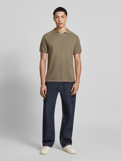 Männermodel trägt Regular Fit Poloshirt mit Strukturmuster Modell 'HILL' von Jack & Jones in Khaki, reine Baumwolle, Ganzkörperansicht von vorne.