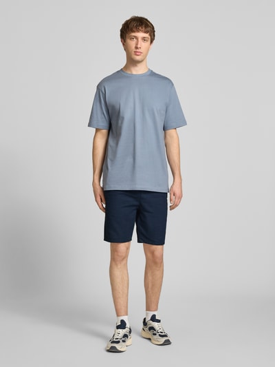 Männermodel trägt Regular Fit Bermudas aus Baumwoll-Leinen-Mix Modell 'LINUS' von Only & Sons in Dunkelblau, Ganzkörperansicht von vorne.