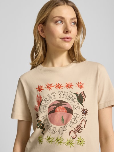 Frauenmodell trägt Regular Fit T-Shirt mit floralem Stitching von Scotch & Soda aus Reiner Baumwolle mit Motiv-Print und Rundhalsausschnitt, Damen T-Shirt, Rückenlänge bei Größe S 55 cm, Nahaufnahme Oberkörper.