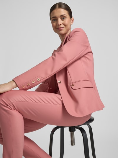 Frauenmodel trägt Regular Fit Blazer mit Pattentaschen Modell 'Blake' von MOS MOSH in Rosa, Baumwoll-Mix, Nahaufnahme Oberkörper.