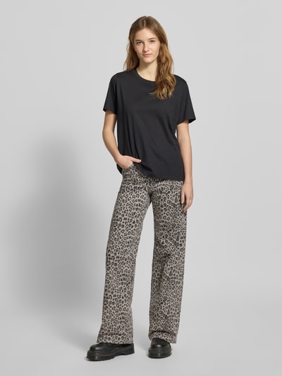 Vrouwenmodel draagt Wide Leg Jeans uit katoenmix model 'MADISON' van Only met all-over patroon, high waist, 5-pocket-design, full-body voorkant.