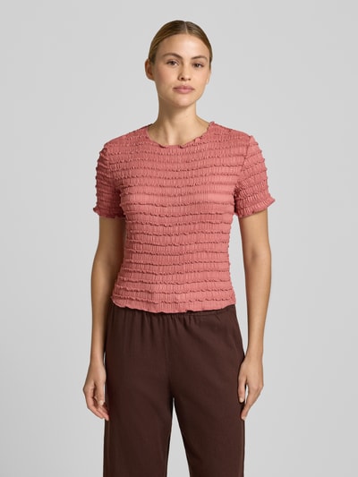 Frauenmodel trägt T-Shirt mit Strukturmuster und Rundhalsausschnitt von Jake*s Collection, Material-Mix mit Stretch-Anteil, Slim-Fit, Rückenlänge 48 cm bei Größe S, rosa und braun, Ganzkörperansicht von vorne.