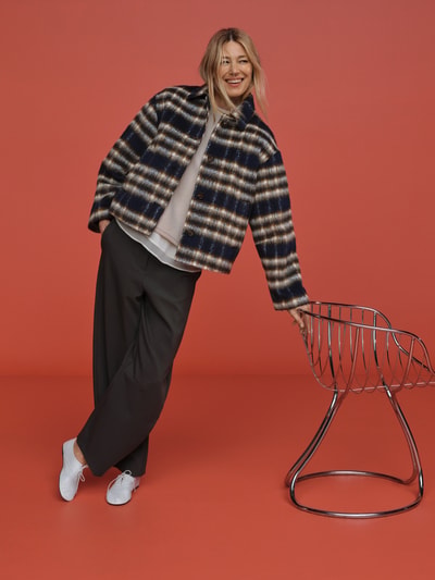 Vrouwenmodel draagt Barrel Leg broek met viscose van CAMBIO, effen kleur, barrel fit, labelapplicatie, riemlussen, knoop- en ritssluiting, klepzakken, webstof, met viscose, volledige lichaamsvoorzijde.