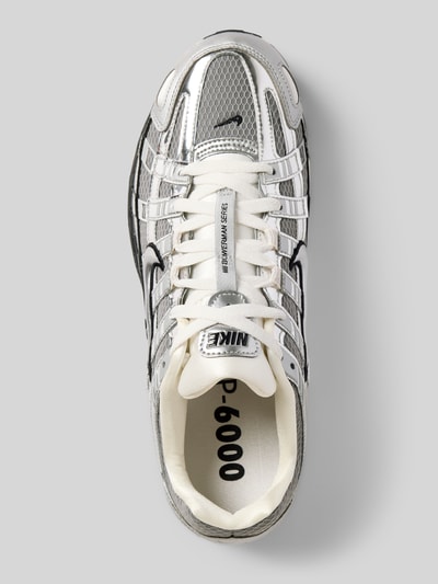 Produktfoto, Sneaker aus Leder-Textil-Mix von Nike in Weiß und Silber mit schwarzen Details, strukturierte Oberfläche, Herren Sneaker von Nike
