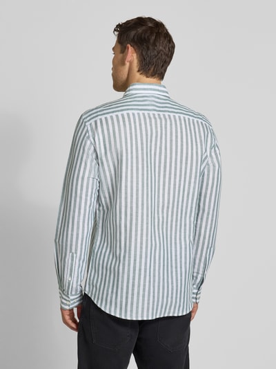 Männermodel trägt Slim Fit Business-Hemd aus leinen-mix mit kentkraag van Jake*s in wit met groene verticale strepen, ganzkörperansicht rückansicht. Zakelijk heren hemd van mix van katoen en linnen, slim fit, kentkraag, doorlopende knoopsluiting, met lange mouwen, sportmanchet, ruglengte maat M 77 cm, schouderbreedte 48 cm, mouwlengte 68 cm.