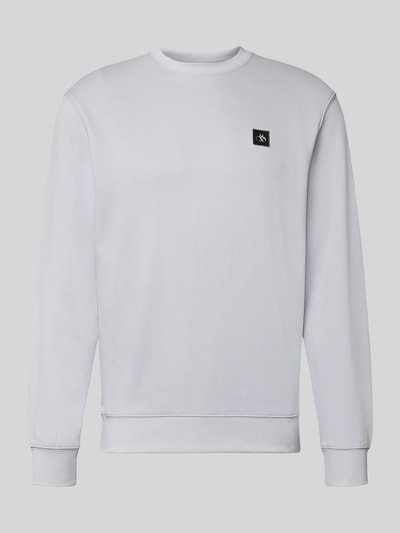 Produktfoto, biała bluza Sweatshirt mit Label-Patch od Scotch & Soda z bawełny, luźny krój, okrągły dekolt, naszywka z logo, prążkowane wykończenia, długość tyłu w rozmiarze M: 64 cm, długość rękawów w rozmiarze M: 64 cm