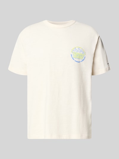 Produktfoto, Relaxed Fit T-Shirt aus reiner Baumwolle von Tommy Jeans, Optik: Unifarben, Passform: Relaxed-Fit, Label-Print, Rundhals, Ärmelform: Kurzarm, Materialverarbeitung: Jersey, Material: Reine Baumwolle, dezente Struktur, helle Farbe, glatte Textur.
