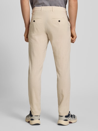 Mannenmodel draagt Tapered Fit broek met steekzakken model 'STACE' van Jack & Jones, materiaalmix met katoen, bandwijdte maat 32/32: 45 cm, binnenbeenlengte: 77 cm, geheel in beige tint, textuur licht ruw, geheel zichtbaar, achteraanzicht
