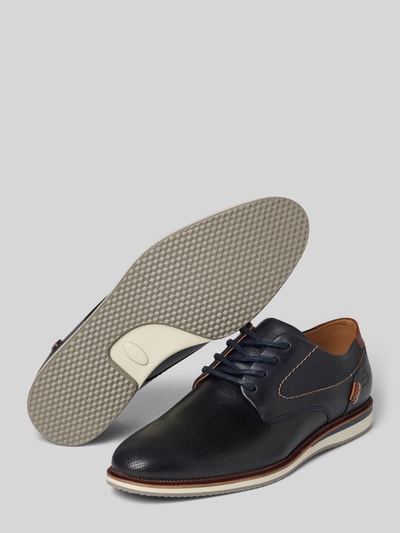Produktfoto, Schnürschuhe aus echtem Leder von BULLBOXER in Dunkelblau mit schmaler Passform, profilierter Sohle und Schnürverschluss, Absatzhöhe 2 cm, Schafthöhe 8 cm, Schaftweite 10 cm.