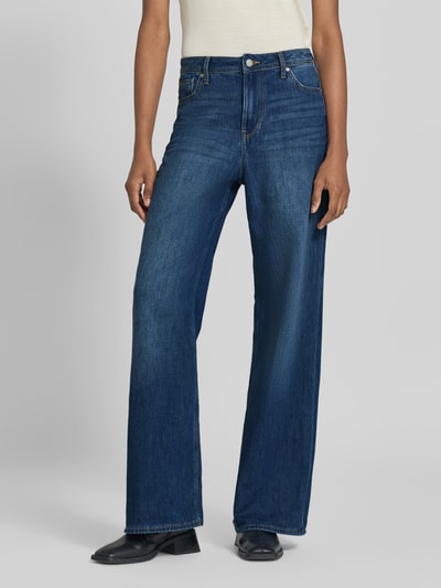 Frauenmodel trägt Wide Leg Jeans aus Baumwoll-Mix Modell 'Suri' von s.Oliver RED LABEL, blaue Denim-Struktur, Ganzkörperansicht von vorne, Damen Wide & Loose Fit Jeans von s.Oliver RED LABEL.