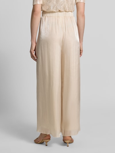 Frauenmodel trägt Wide Leg Hose aus fließendem Stoff mit elastischem Bund von Rinascimento, schimmernd, cremefarben, Ganzkörperansicht Rückansicht.