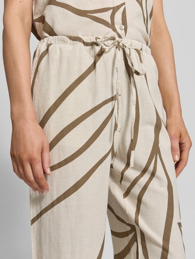 Frauenmodel trägt Stoffhose aus Viskose-Mix Modell 'PRISILLA' von Vila mit Leinen-Viskose-Anteil, Tunnelzug, Eingrifftaschen, Nahaufnahme Oberkörper.