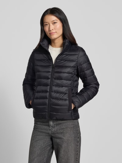 Kobiece model prezentuje Regular Fit Steppjacke mit Stehkragen od Marc O'Polo, kurtka pikowana w kolorze czarnym z matową teksturą, całkowity widok z przodu.
