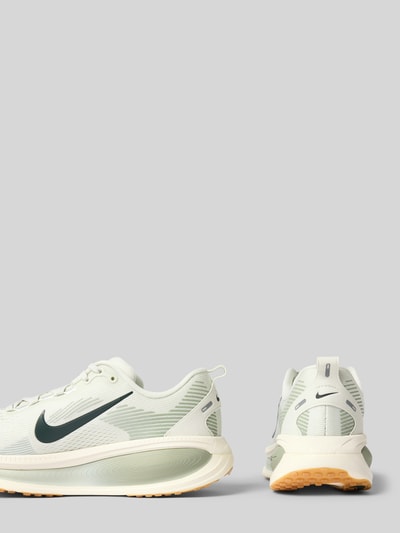 Produktfoto, Sneaker mit Logo-Print Modell 'VOMERO 18' von Nike für Herren in hellem Beige mit schwarzem Logo, strukturierte Sohle, neutrale Ansicht.