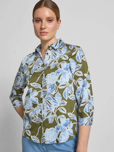 Frauenmodel trägt Bluse mit Hemdblusenkragen und 3/4-Arm von ETERNA aus Reine Baumwolle, Regular-Fit, floral, Nahaufnahme Oberkörper.