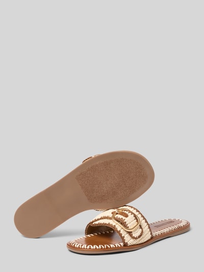 Produktfoto, Slides in Flecht-Optik Modell 'Seabreeze' von Steve Madden in Beige und Braun mit abgerundeter Form, Dornschließe, strukturiertem Sohle, Absatzhöhe 1 cm