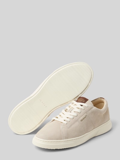 Produktfoto, Sneakersy z naturalnej skóry z zaokrąglonym czubkiem, model 'Joree' od Gant, detal z logo, fakturowana podeszwa 4 cm, wysokość cholewki 7 cm, szerokość cholewki 7 cm, beżowe i białe kolory