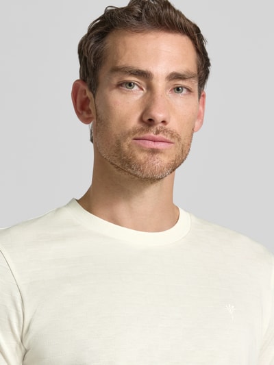 Männermodel trägt T-Shirt mit Logo-Stitching Modell 'Benluco' von JOOP!, Strukturmuster, Baumwolle, Regular Fit, Nahaufnahme Oberkörper.