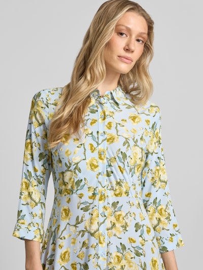 Frauenmodel trägt Hemdblusenkleid aus Reine Viskose in A-Linie mit Allover-Look und Knopfleiste, Modell 'SAVANNA' von YAS, Nahaufnahme Oberkörper.