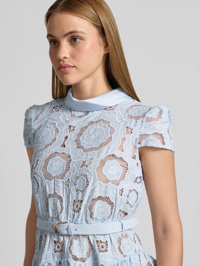 Frauenmodel trägt Midikleid aus floraler Spitze von Self-Portrait in Hellblau mit Stehkragen, Tailliert, blickdichtem Unterkleid, Nahaufnahme Oberkörper. Brustweite 38 cm, Ärmellänge 13 cm, Taillenweite 36 cm, Gesamtlänge 118 cm bei Größe S.