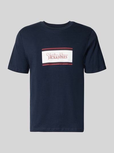 Produktfoto, Regular Fit T-Shirt mit Logo-Print Modell 'Buster' von JACK & JONES, Herren T-Shirt aus Reine Baumwolle, navy, rote und weiße Details, Rückenlänge bei Größe M 71 cm.