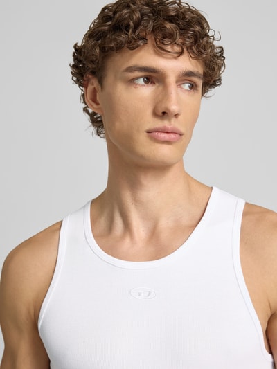 Männermodel trägt Tanktop mit Label-Stitching von Diesel, Baumwoll-Elasthan-Mix, Slim-Fit, gerippte Abschlüsse, Rundhalsausschnitt, Nahaufnahme Oberkörper.