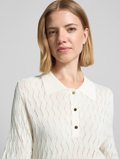 Frauenmodel trägt Regular Fit Poloshirt aus Viskose-Mix von s.Oliver BLACK LABEL, Optik: Unifarben, Ajour-Muster, Feinstrick, Nahaufnahme Oberkörper.