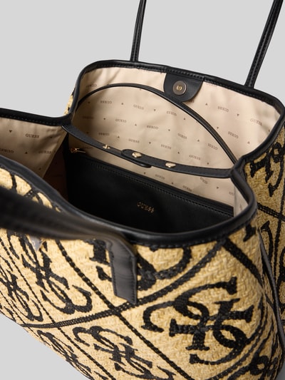 Produktfoto, 2-in-1-Shopper mit Logo-Muster Modell 'KIRSTEN LARGE' von GUESS aus beigem Material mit schwarzem Muster, herausnehmbare Innentasche, Magnetverschluss, Allover-Look und Schulterriemen, strukturiertes Oberflächenbild passend zum Damen-Accessoire.