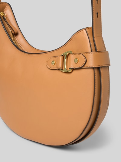 Produktfoto, Shoulder Bag aus echtem Rindsleder Modell 'Tasha' von Lauren Ralph Lauren in beigebraun mit Zierschnalle, Reißverschluss und Schulterriemen, Maße: Breite 32 cm, Länge 32 cm, Tiefe 6 cm, Länge Schulterriemen 51 cm, Hauptfach mit Reißverschluss, feine glatte Lederstruktur, Innenseite mit Reißverschlussfach