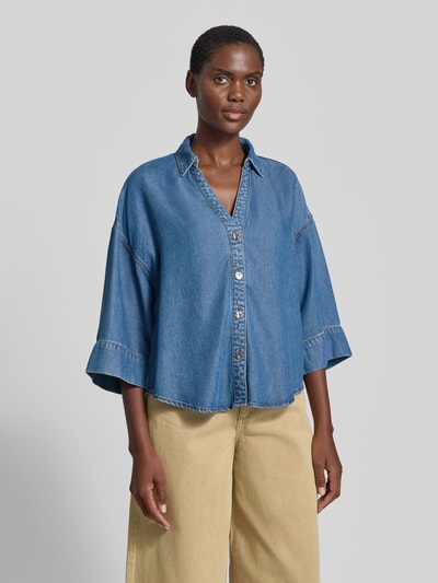 Vrouwenmodel draagt Boxy Fit Bluse uit lyocell model 'Milo' van FREE/QUENT, denimlook, V-hals, pure lyocell, voorkant, half close-up