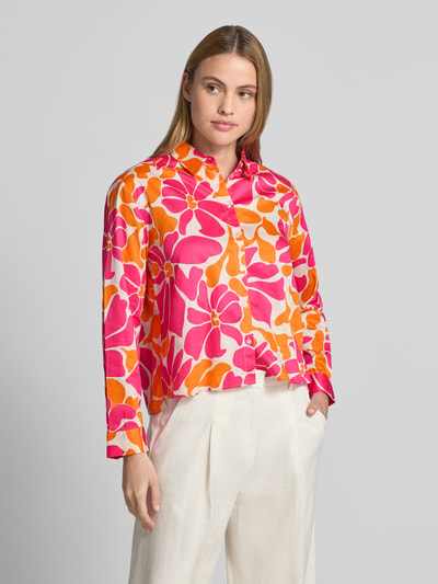 Frauenmodel trägt Bluse mit Knopfleiste und Hemdblusenkragen von Smith and Soul, Reine Baumwolle, Gerader Schnitt, bunte Blumenmuster, Ganzkörperansicht von vorne.
